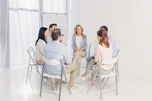 mensen op stoelen in cirkel